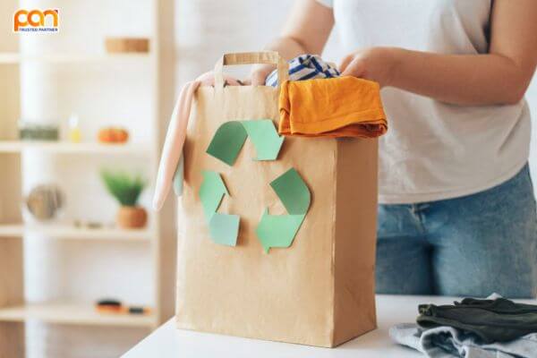 Có nên vứt quần áo cũ vào thùng rác? Cách xử lý quần áo cũ bạn nên biết