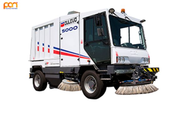 Khẩn trương dọn rác trên đường sau cơn bão số 3