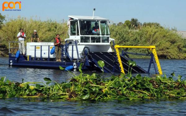 Máy cắt lục bình trên sông - Một giải pháp hiệu quả