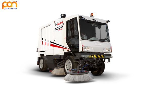 So sánh xe quét đường chạy dầu và điện