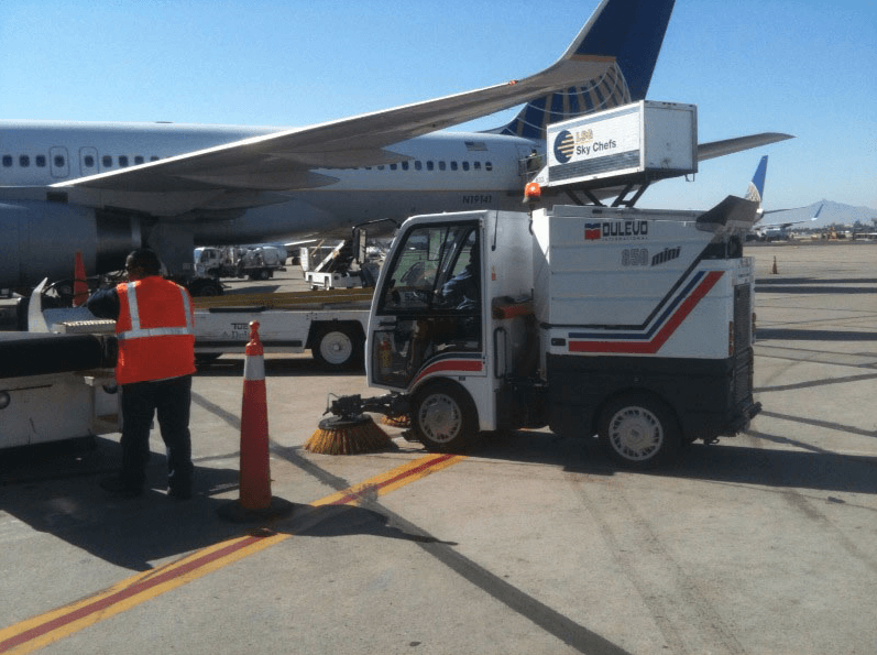 Xe quét đường băng – “Lá chắn thầm lặng” giúp giữ an toàn cho mỗi chuyến bay