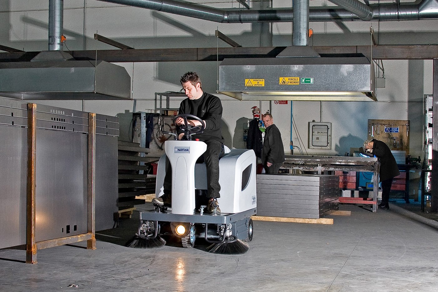 Xe quét rác nhà xưởng Nilfisk – Giải pháp làm sạch chuyên nghiệp cho môi trường công nghiệp