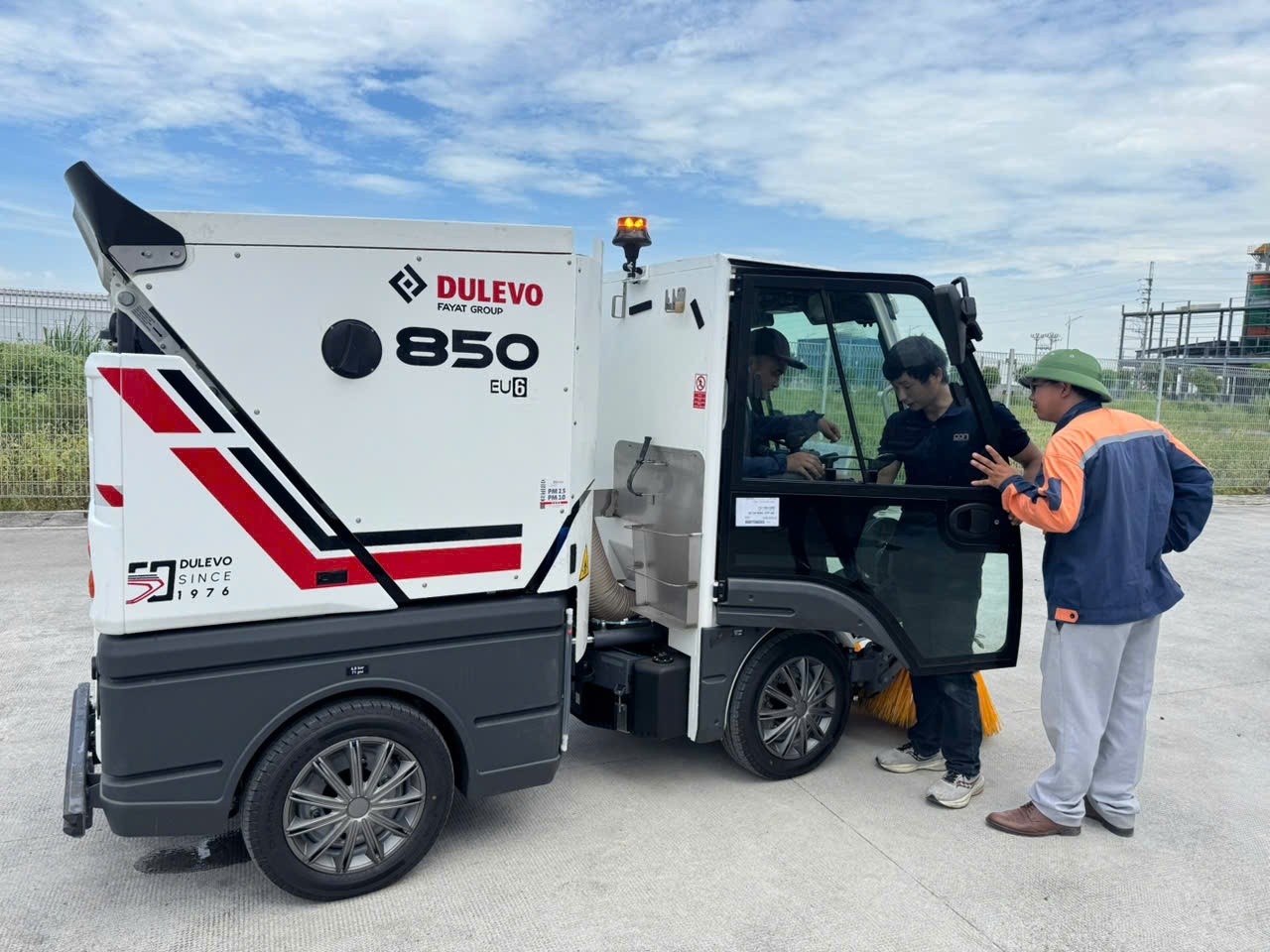 Kiểm tra thực tế xe quét đường trước bàn giao